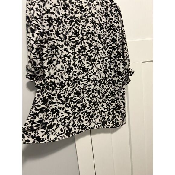 WELL WORN Women's Blouse Black and White Size M Loose Fitting Gathered Sleeves - Picture 4 of 7